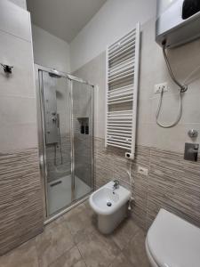 y baño con ducha, aseo y lavamanos. en Milano Vimodrone Appartamento Il nido, en Vimodrone