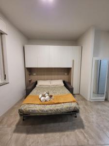 ein Schlafzimmer mit einem großen Bett in einem Zimmer in der Unterkunft Milano Vimodrone Appartamento Il nido in Vimodrone