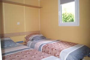 Ένα ή περισσότερα κρεβάτια σε δωμάτιο στο Mobilhome LA COTINIERE