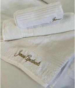 dos toallas en una cama con las palabras novia real en Jomana Luxury Apartments, en Lusaka