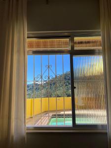 彼得羅波利斯的住宿－Refugio Bela Vista，窗户享有游泳池的景致。