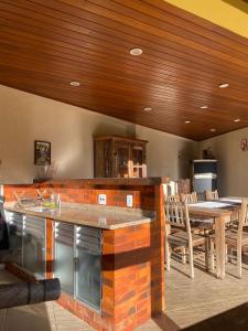 彼得羅波利斯的住宿－Refugio Bela Vista，厨房配有柜台和桌椅