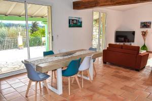 een eetkamer met een tafel en stoelen en een bank bij Exclusive Villa in Provence with swimming pool in a very quiet private domain in Montauroux