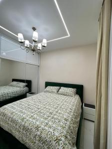 een slaapkamer met een bed en een spiegel bij Debussy in LʼAgha