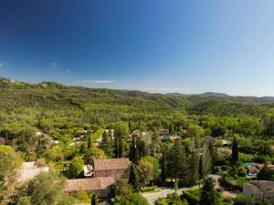 een luchtzicht op een klein dorpje in de heuvels bij Exclusive Villa in Provence with swimming pool in a very quiet private domain in Montauroux