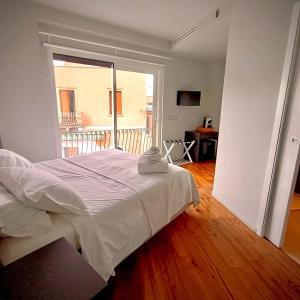 ein Schlafzimmer mit einem Bett und einem großen Fenster in der Unterkunft Taormina Boutique Rooms in Taormina