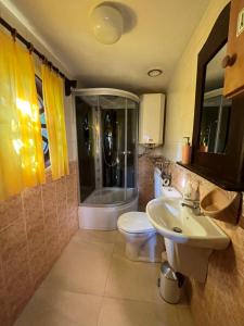 a bathroom with two sinks and a shower and a toilet at Łęgowska Dolina in Olecko