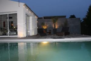 Der Swimmingpool an oder in der Nähe von La Rochelle Charmante maison avec Piscine