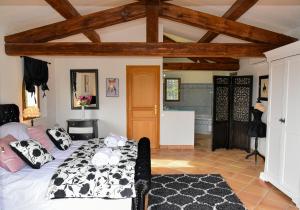 een slaapkamer met een bed met zwarte en witte koeienkussens bij Exclusive Villa in Provence with swimming pool in a very quiet private domain in Montauroux