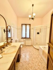 uma grande casa de banho com um lavatório, uma banheira e um tubermott em The Rustic In Love em Camaiore