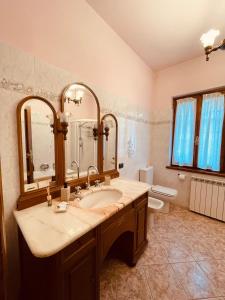 een badkamer met een wastafel en een toilet bij The Rustic In Love in Camaiore