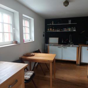 een keuken met een houten tafel in een kamer bij Belka am Rursee in Simmerath