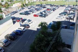 eine Luftansicht eines Parkplatzes mit geparkten Autos in der Unterkunft Lisbon Key Hub - Rooms 1-5 in Lissabon