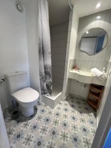 アンティーブにあるPremium Antibes - terrasse - parking - 5 persのバスルーム(トイレ、洗面台付)