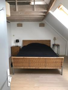 sypialnia z dużym łóżkiem na poddaszu w obiekcie Gite Saint Georges w mieście Comines