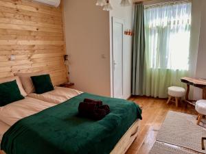 En eller flere senge i et værelse på Къща за гости Куклите Петревене + 64 billeder