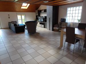 ein Wohnzimmer mit einem Tisch und Stühlen in der Unterkunft Holidays Homes Il Folletto in Quartino