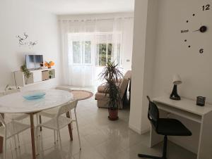 Televízia a/alebo spoločenská miestnosť v ubytovaní Perla Home Speciale Vacanze 2025 Casa perfetta per gruppi coppie e famiglie vivi la Sicilia a modo tuo
