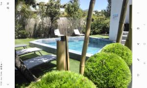 una piscina con due sedie in un cortile di Villa en bord de plage a Sète