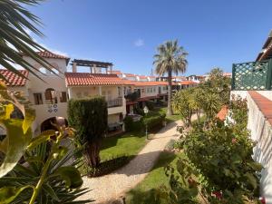 arialer Blick auf den Innenhof eines Hauses in der Unterkunft Old Village, 2 bedrooms, 5 ppl, Beach, Golf, Padel in Vilamoura