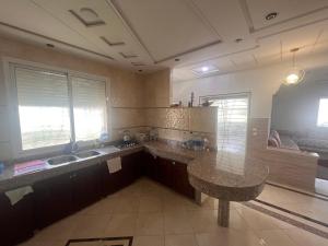 cocina con fregadero y encimera de granito en Golden Beach Villa Casablanca, en Sidi Rahal 21 fotos más