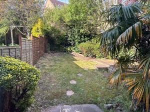 a backyard with a fence and a yard withgrass at Vyna Place-Close to City Hospital in Nottingham