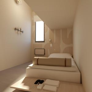 1 dormitorio con 2 camas y ventana en My pod Capsule Boutique Airport en Ezeiza