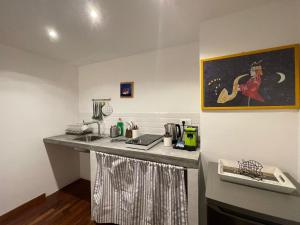 eine Küche mit einer Spüle und einer Arbeitsplatte in der Unterkunft Suite Mamo in Palermo