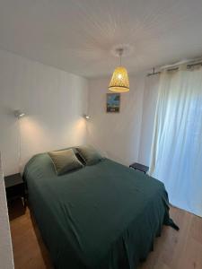 Posteľ alebo postele v izbe v ubytovaní Appartement de charme à deux pas des quais de Sète CLIMATISE 2024