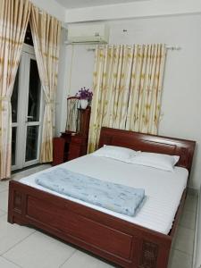 a bed with a wooden frame in a bedroom at BB homestay in Thôn Tiên Nộn
