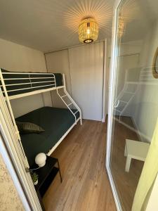 Poschodová posteľ alebo postele v izbe v ubytovaní Appartement de charme à deux pas des quais de Sète CLIMATISE 2024