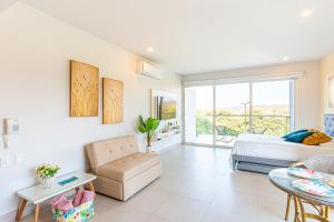 Loft de Lujo Cartagena - Salida Directa Al Mar - Piscinas - Jacuzzi en Morros في كارتاهينا دي اندياس: غرفة نوم مع سرير وغرفة معيشة