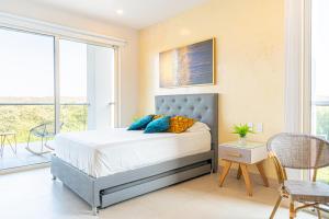 1 dormitorio con 1 cama y balcón en Loft de Lujo Cartagena - Salida Directa Al Mar - Piscinas - Jacuzzi en Morros en Cartagena de Indias