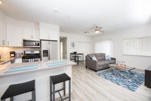 eine Küche und ein Wohnzimmer mit einem Sofa und einem Tisch in der Unterkunft Sonoma Grove Suites in Sonoma