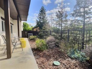 einen Hinterhof mit einem Zaun sowie einem Tisch und Stühlen in der Unterkunft Sonoma Grove Suites in Sonoma