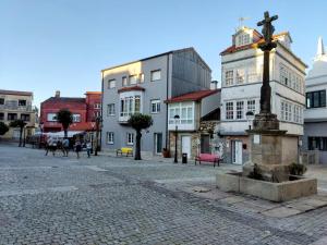 a city street with a cross in front of a building at Apartamento en Fisterra con vistas al mar, 3º sin ascensor in Fisterra