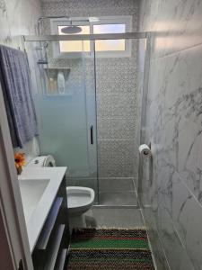 uma casa de banho com um chuveiro, um lavatório e um WC. em Urbanización la marina San Fulgencio 17 em San Fulgencio