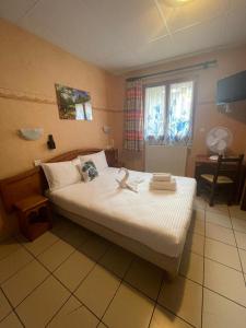 - une chambre avec un lit et 2 poupées dans l'établissement Hôtel Elaïa, à Corps