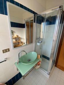 bagno con lavandino verde e doccia di FrancisHouse-Free parking-Close Hospital Cisanello a Pisa
