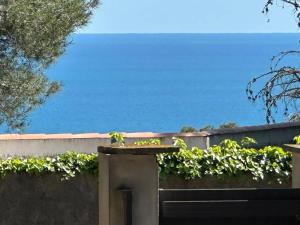 una valla con vistas al océano en Villa familiale carlex, en Sète