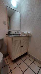 y baño con lavabo y espejo. en Condominio en zona turística en Acapulco
