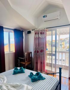 een slaapkamer met 2 bedden en een raam bij Casa BB&Djassi in Ponta do Sol