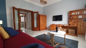 Μια τηλεόραση ή/και κέντρο ψυχαγωγίας στο SeaGarden Apartment