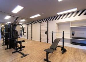 einen Fitnessraum mit mehreren Laufbändern und Trainingsgeräten in der Unterkunft Apartment 1 bedroom Next Subway, Burle Marx, Hall in São Paulo