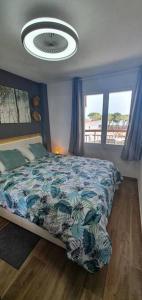 Ένα ή περισσότερα κρεβάτια σε δωμάτιο στο Superbe appartement avec vue mer, piscine et parking privé gratuit