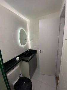 La petite salle de bains est pourvue d'un lavabo et de toilettes. dans l'établissement Apartment 1 bedroom Next Subway, Burle Marx, Hall, à São Paulo