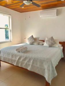 1 dormitorio con 1 cama con 2 toallas en VeLento Partial Ocean View #6 en Caye Caulker