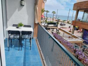 d'un balcon avec une table et une vue sur l'océan. dans l'établissement APARTAMENTO con TERRAZA VISTAS AL MAR, à Lloret de Mar