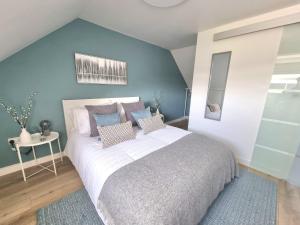 Postel nebo postele na pokoji v ubytování Spacious Town House - Coventry City Centre, Free Parking, Sleeps 6, High-Speed WiFi, En-suite, Great Location, A45, A46, JLR, NEC, Airport, Warwick & Stratford Upon Avon - Fernwood Stays - Your home away from home!