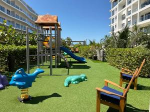 Ο χώρος παιχνιδιού για παιδιά στο LuxStay Morros IO Direct Beach Access Loft